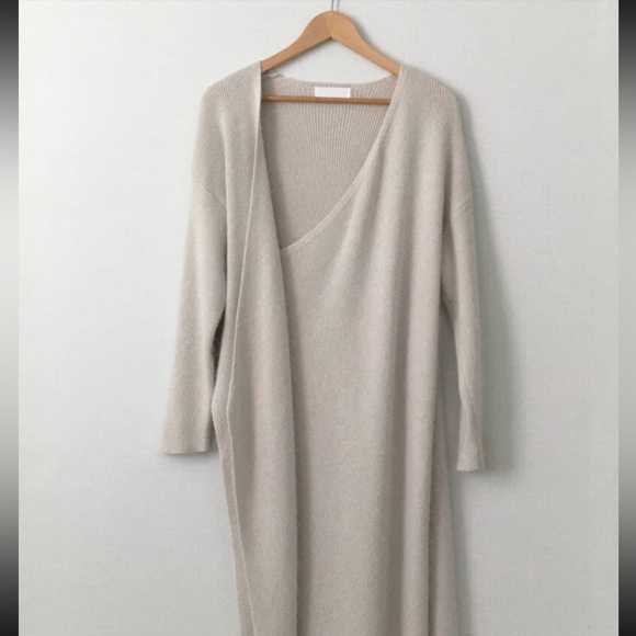 Dress features a sexy and flattering design RESTOCKED - Picture 2 of 6